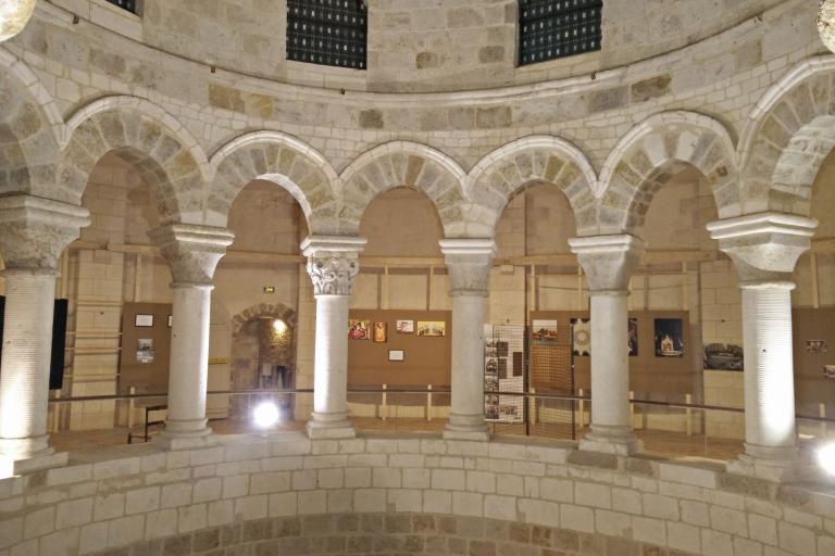 La basilique de Neuvy-Saint-Sépulchre - Agrandir l'image 4 sur 6, fenêtre modale