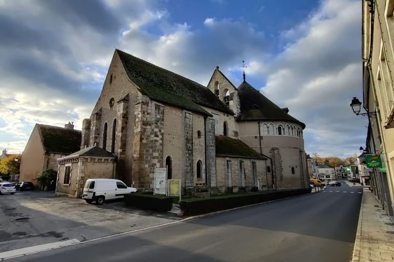 La basilique de Neuvy-Saint-Sépulchre - Agrandir l'image 1 sur 6, fenêtre modale