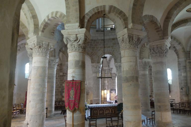 La basilique de Neuvy-Saint-Sépulchre - Agrandir l'image 5 sur 6, fenêtre modale