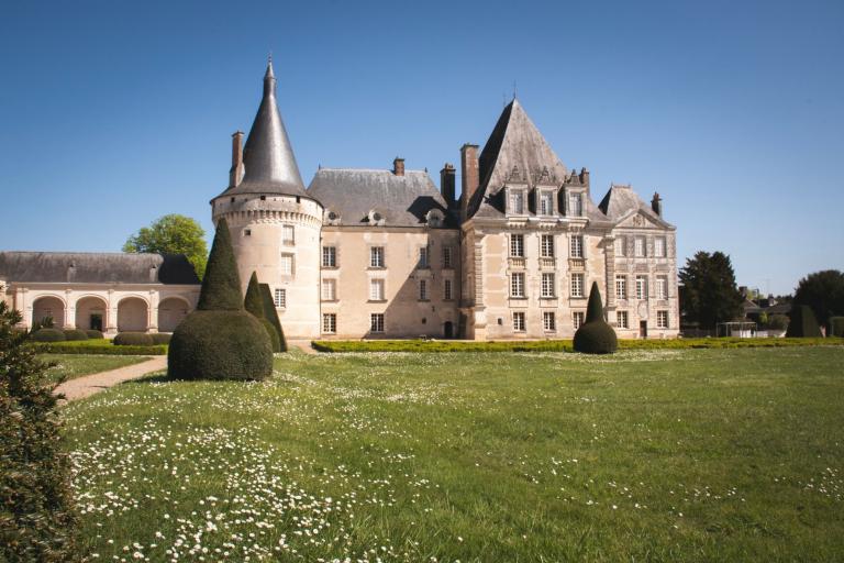 Le château d'Azay-le-Ferron - Agrandir l'image 1 sur 6, fenêtre modale