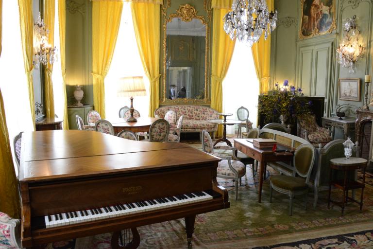 Le château de Bouges-le-Château - Agrandir l'image 4 sur 9, fenêtre modale