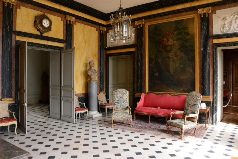 Le château de Bouges-le-Château - Agrandir l'image 2 sur 9, fenêtre modale