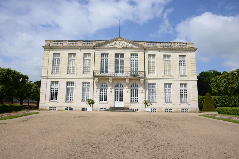 Le château de Bouges-le-Château - Agrandir l'image 1 sur 9, fenêtre modale