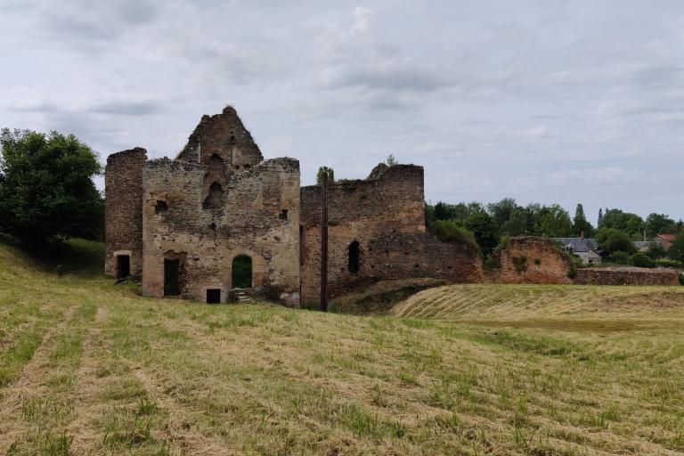 La forteresse de Cluis-Dessous - Agrandir l'image 1 sur 6, fenêtre modale