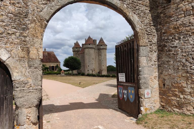 Le château de Sarzay - Agrandir l'image 1 sur 9, fenêtre modale