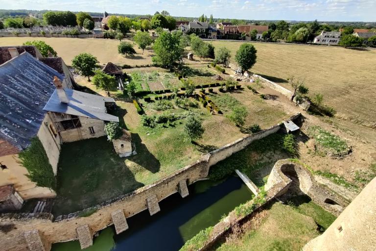 Le château de Sarzay - Agrandir l'image 6 sur 9, fenêtre modale