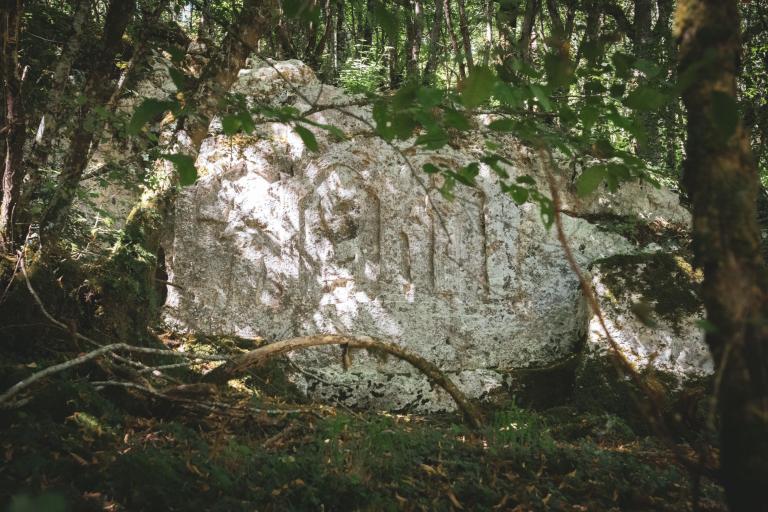 La stèle du Saint-Fleuret à Sauzelles - Agrandir l'image 6 sur 6, fenêtre modale