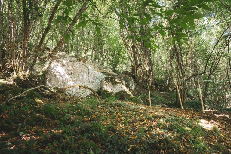 La stèle du Saint-Fleuret à Sauzelles - Agrandir l'image 5 sur 6, fenêtre modale