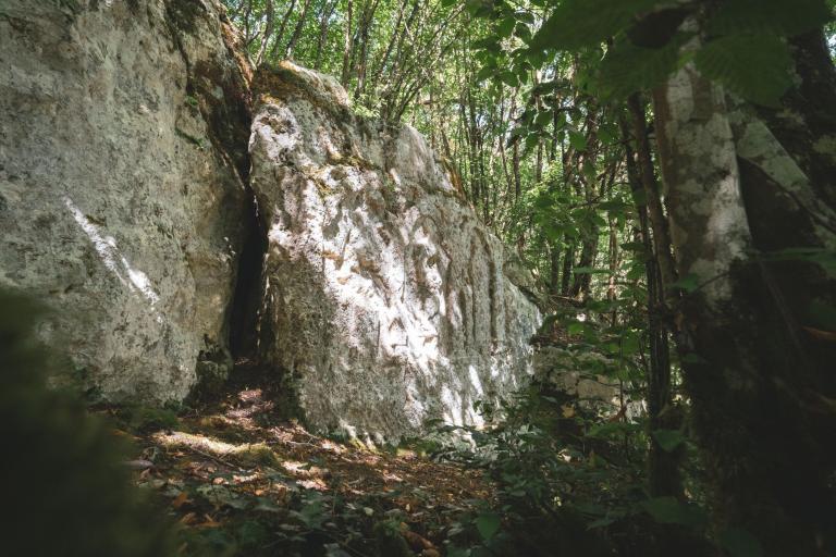 La stèle du Saint-Fleuret à Sauzelles - Agrandir l'image 3 sur 6, fenêtre modale