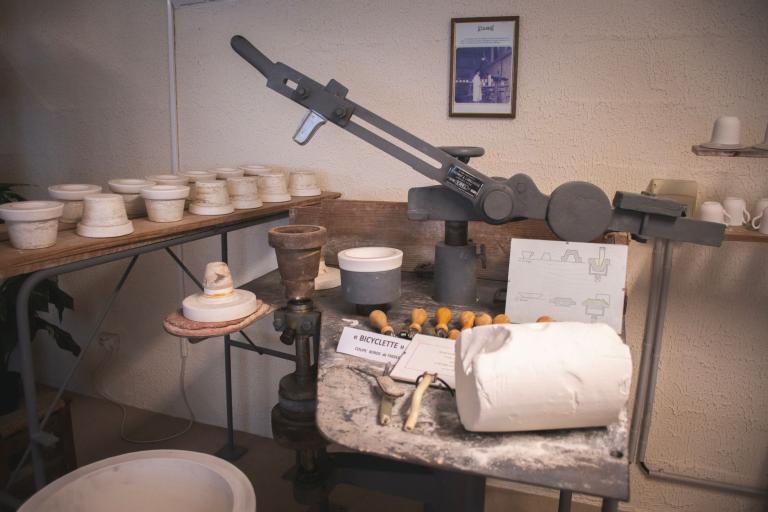 Le musée de la porcelaine à Saint-Genou - Agrandir l'image 1 sur 9, fenêtre modale