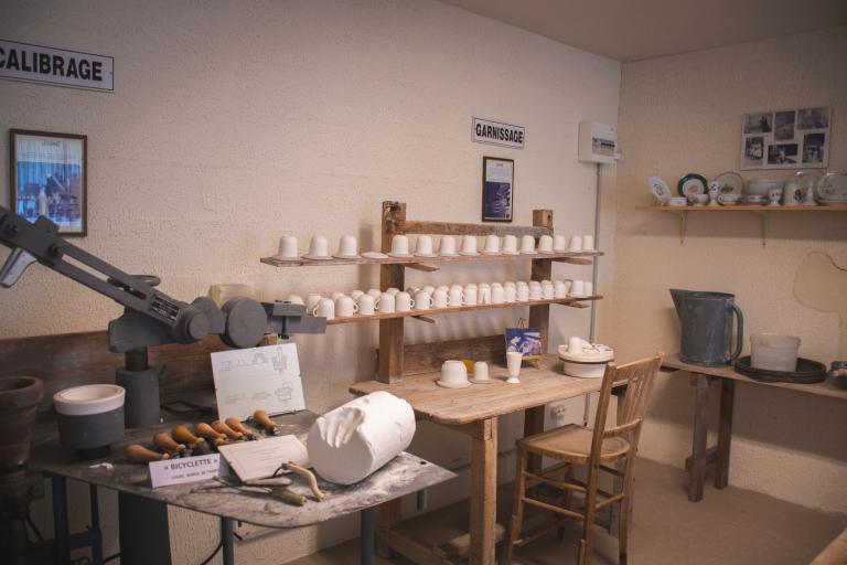 Le musée de la porcelaine à Saint-Genou - Agrandir l'image 8 sur 9, fenêtre modale