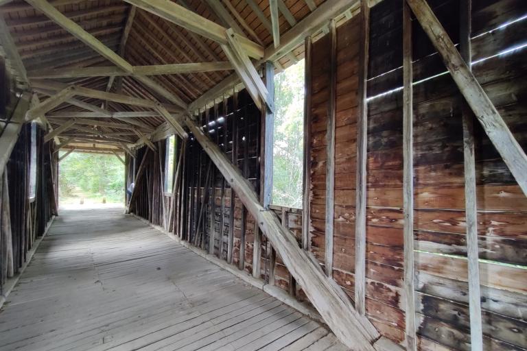 Le pont de bois couvert au Pont-Chrétien-Chabenet - Agrandir l'image 2 sur 3, fenêtre modale