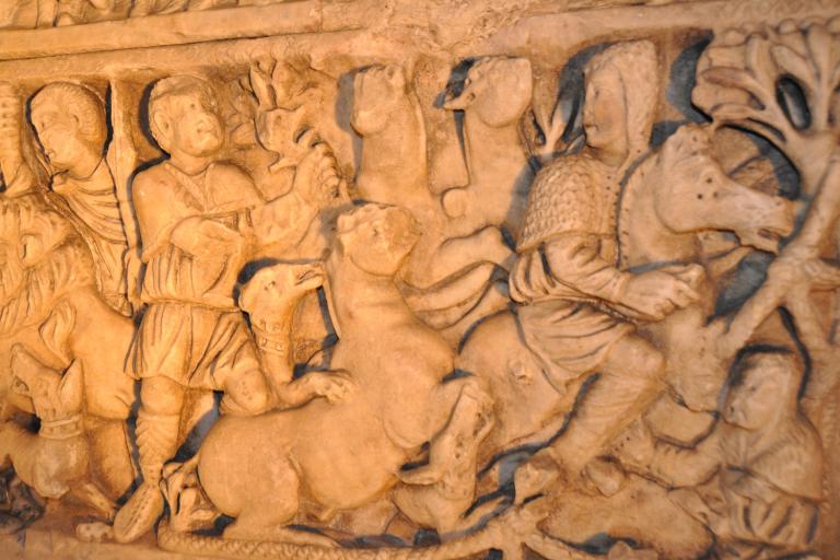 Les sarcophages de l'église Saint-Étienne de Déols - Agrandir l'image 1 sur 6, fenêtre modale
