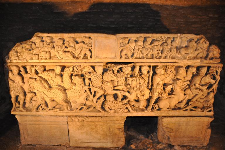 Les sarcophages de l'église Saint-Étienne de Déols - Agrandir l'image 2 sur 6, fenêtre modale