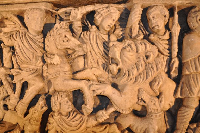 Les sarcophages de l'église Saint-Étienne de Déols - Agrandir l'image 3 sur 6, fenêtre modale