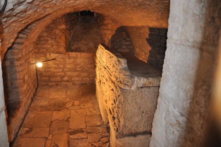 Les sarcophages de l'église Saint-Étienne de Déols - Agrandir l'image 4 sur 6, fenêtre modale