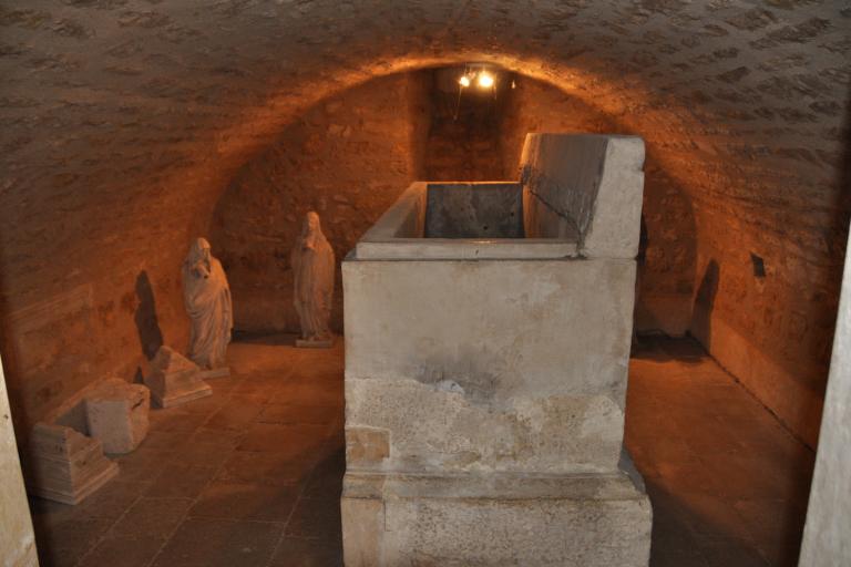 Les sarcophages de l'église Saint-Étienne de Déols - Agrandir l'image 5 sur 6, fenêtre modale