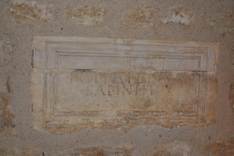 Les sarcophages de l'église Saint-Étienne de Déols - Agrandir l'image 6 sur 6, fenêtre modale