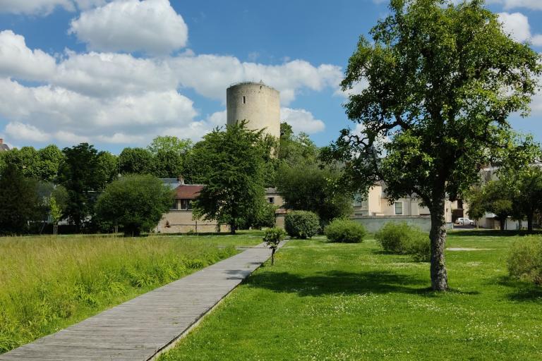 La Tour Blanche à Issoudun - Agrandir l'image 1 sur 3, fenêtre modale