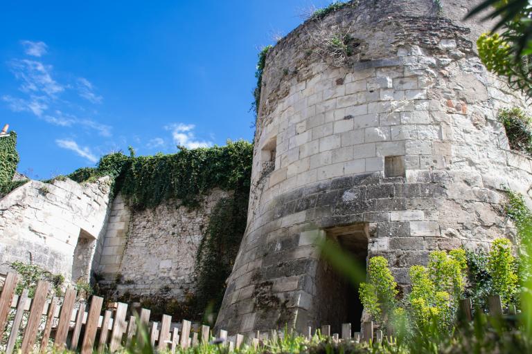 La tour de César à Châtillon-sur-Indre - Agrandir l'image 2 sur 6, fenêtre modale